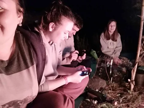 Компанія проводить вечір біля вогню