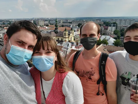 Друзі фотографуються на тлі Івано-Франківська