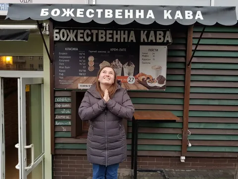 Настюня стоїть біля кав'ярні