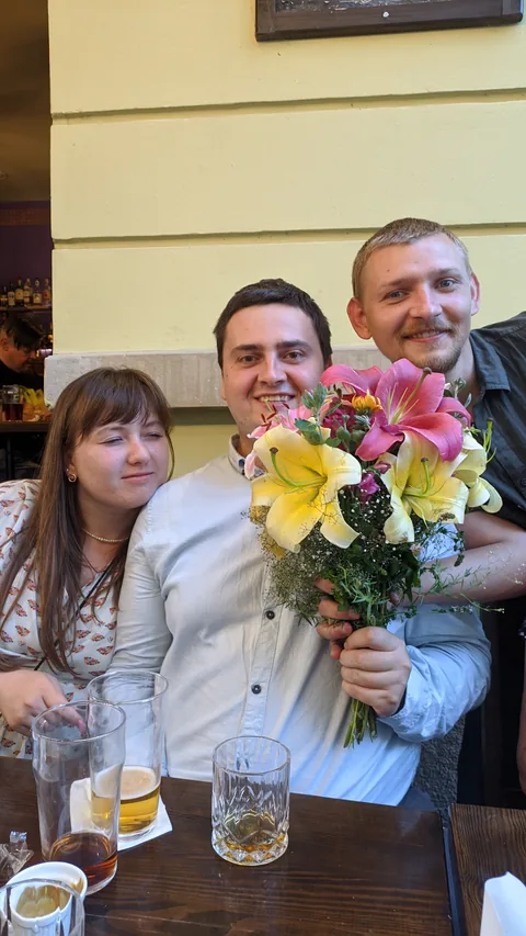 Компанія за столом у закладі