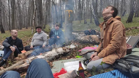 Компанія відпочиває в лісі
