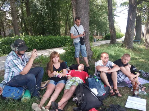 Компанія відпочиває на пікніку в зеленому парку