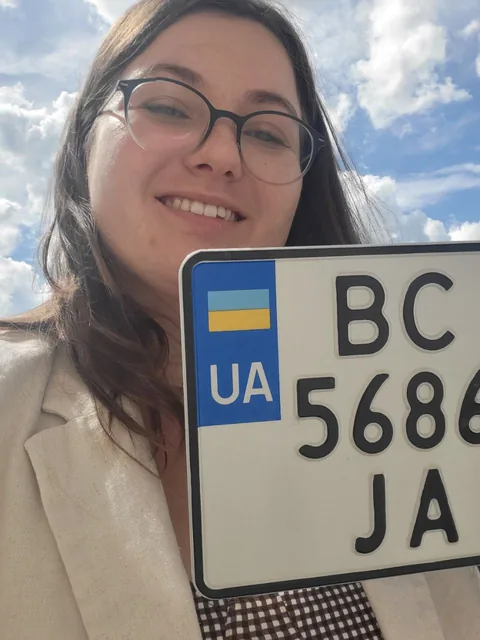 Настюня тримає автомобільний номер