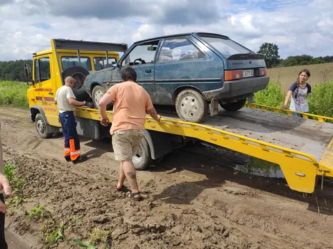Автомобіль на евакуаторі посеред дороги